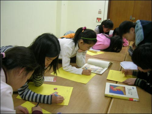 세 명이 한 조가 되어 세 조로 나누었다. 배경과 인물 사건을 어떻게 나눌까? 